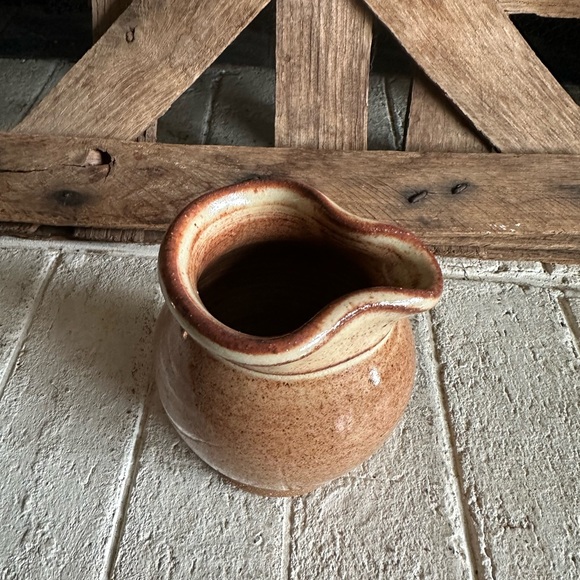 Handmade pottery signed Small Pitcher Creamer/Syrup (45) - Picture 5 of 5